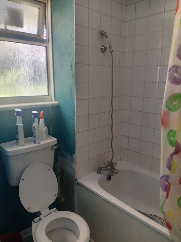 Room Comyns Close in Greater London