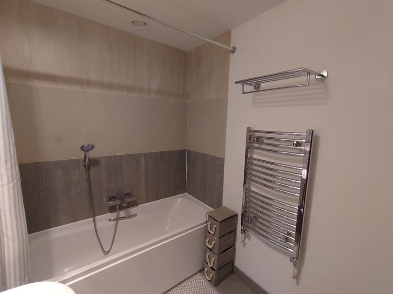 Room Bridges Court in Greater London