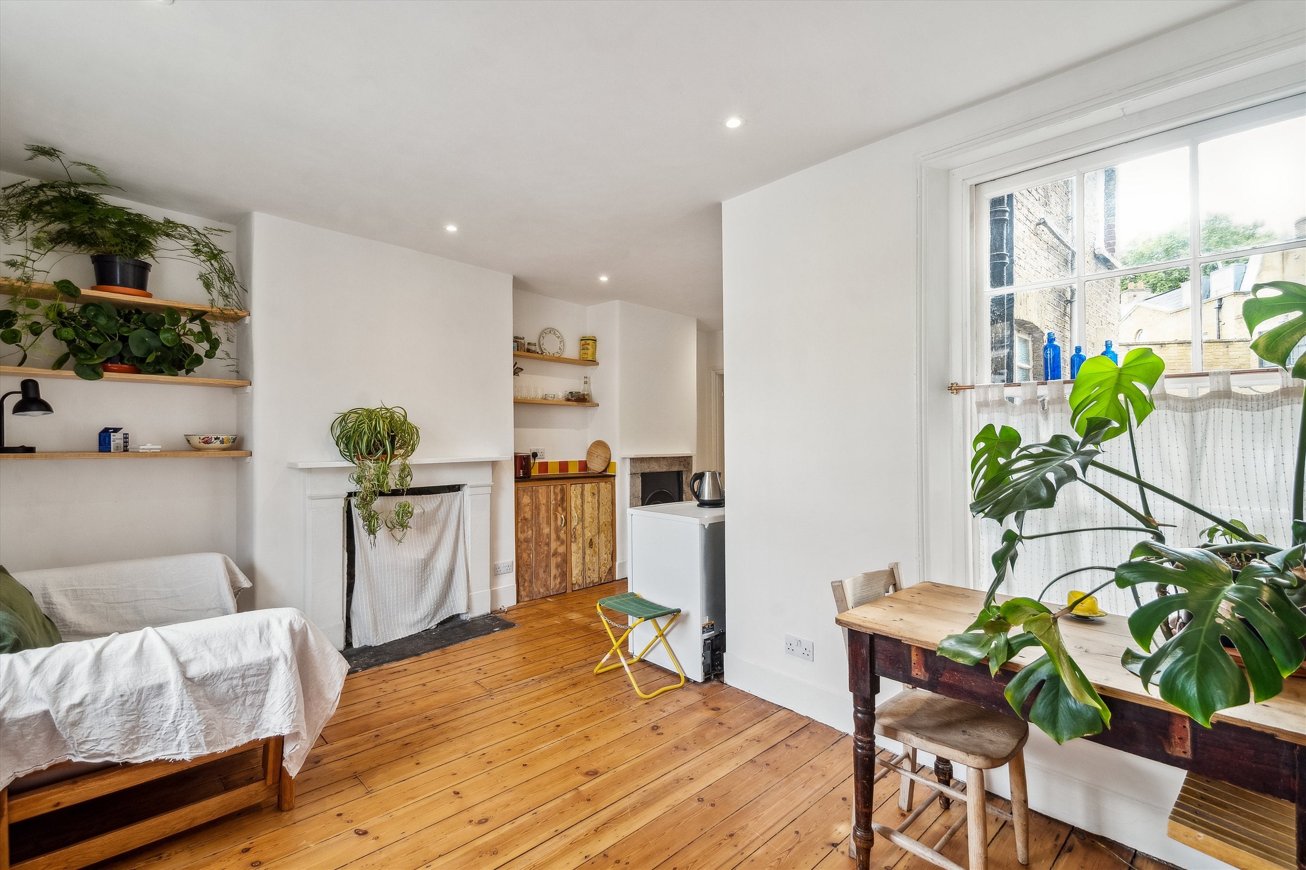 Flat Cleaver Street in Greater London