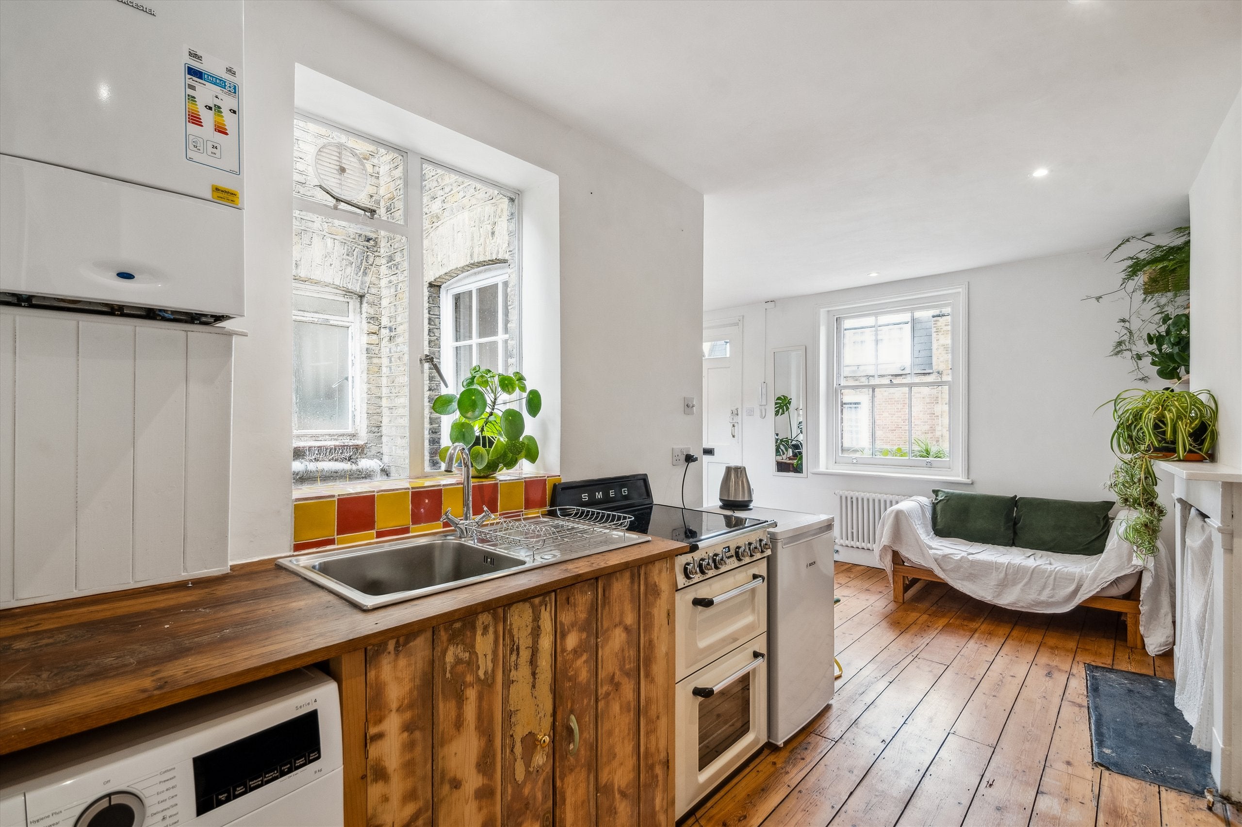 Flat Cleaver Street in Greater London