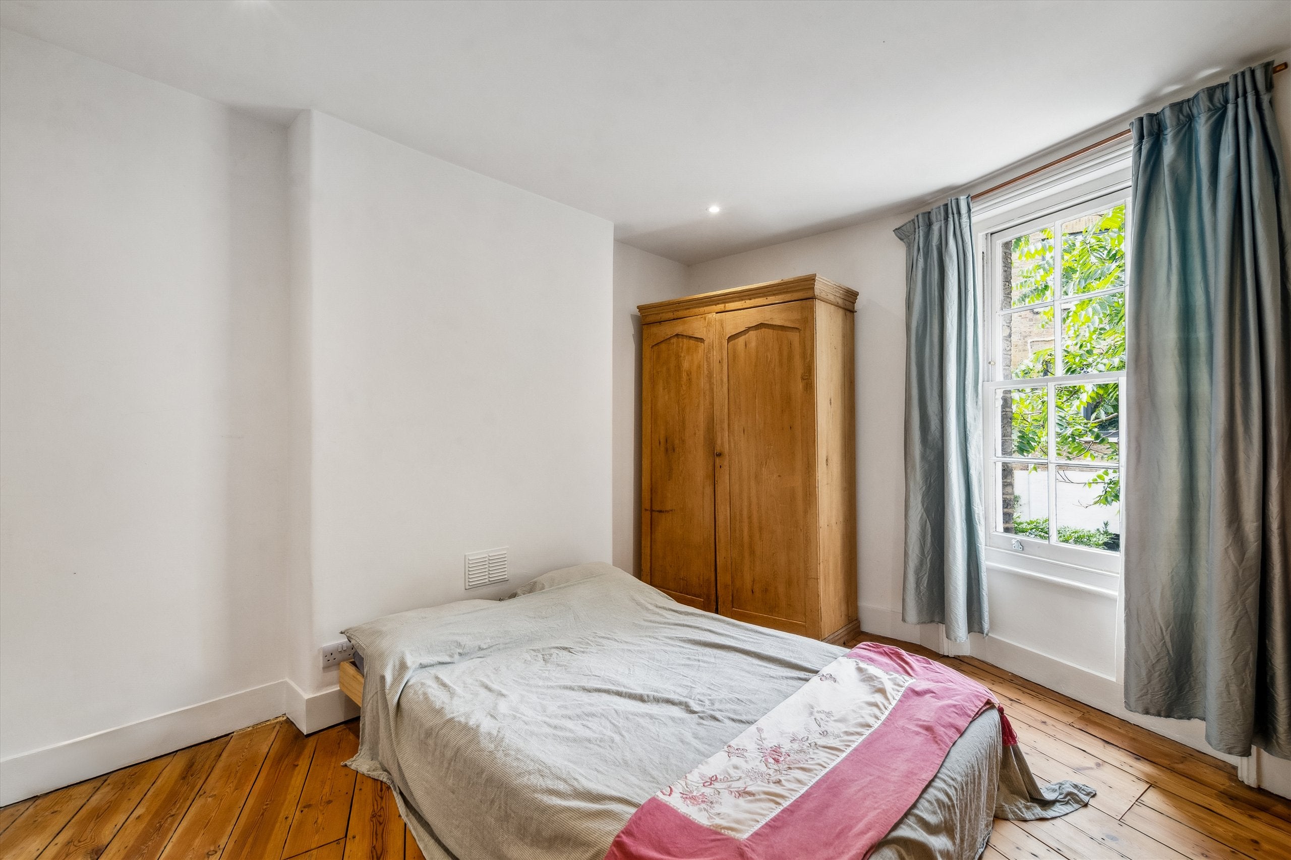 Flat Cleaver Street in Greater London
