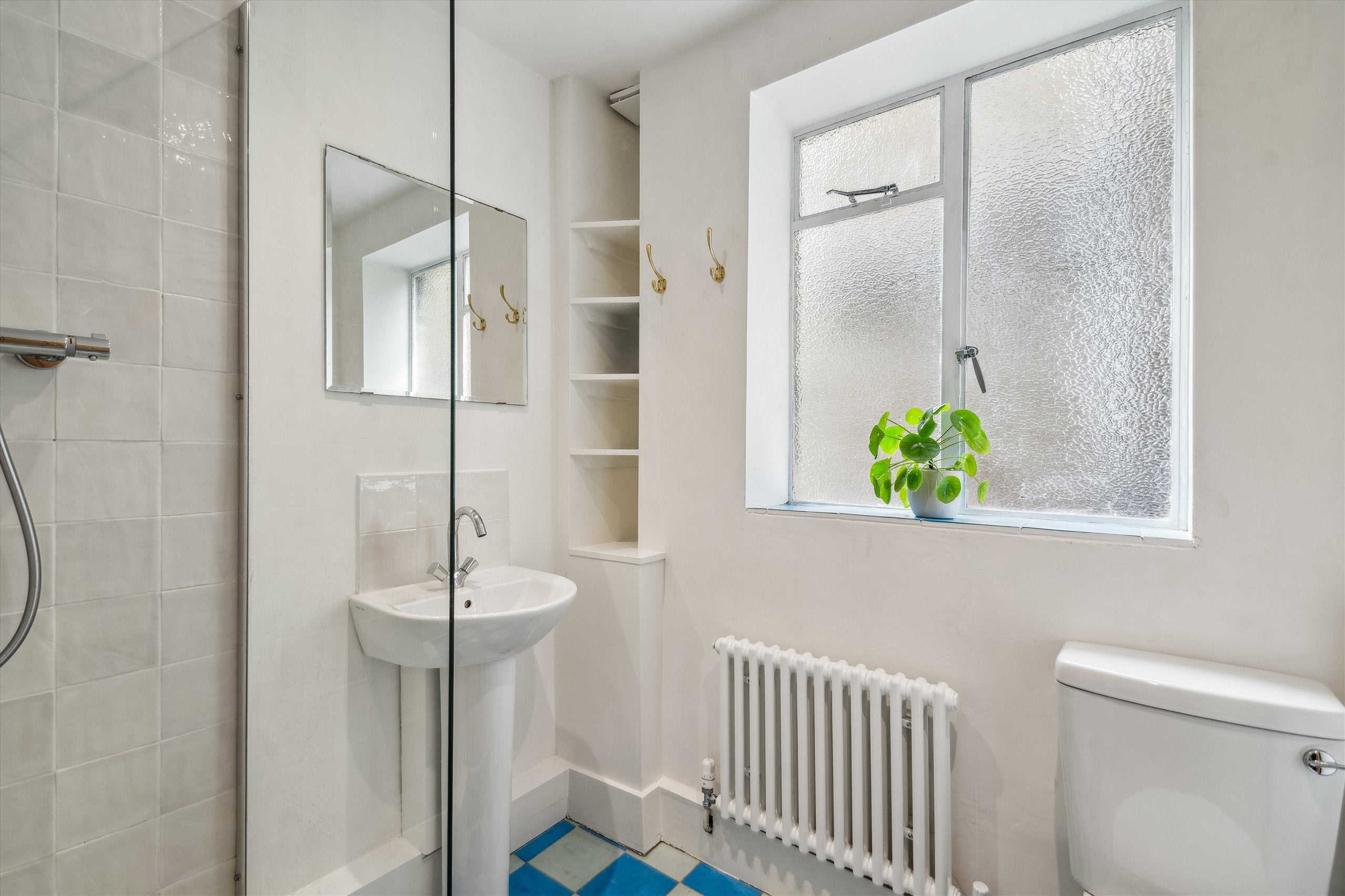 Flat Cleaver Street in Greater London