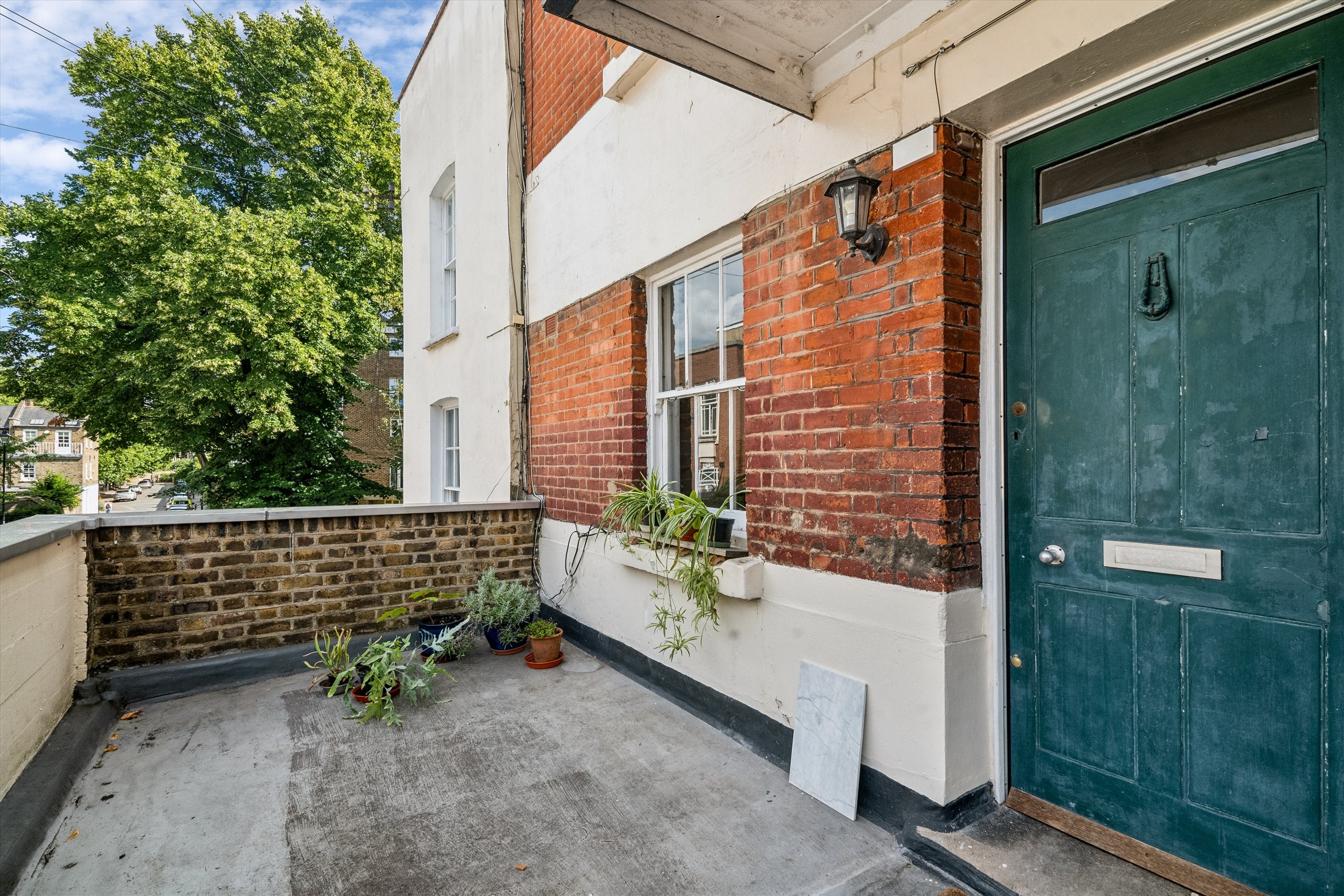 Flat Cleaver Street in Greater London