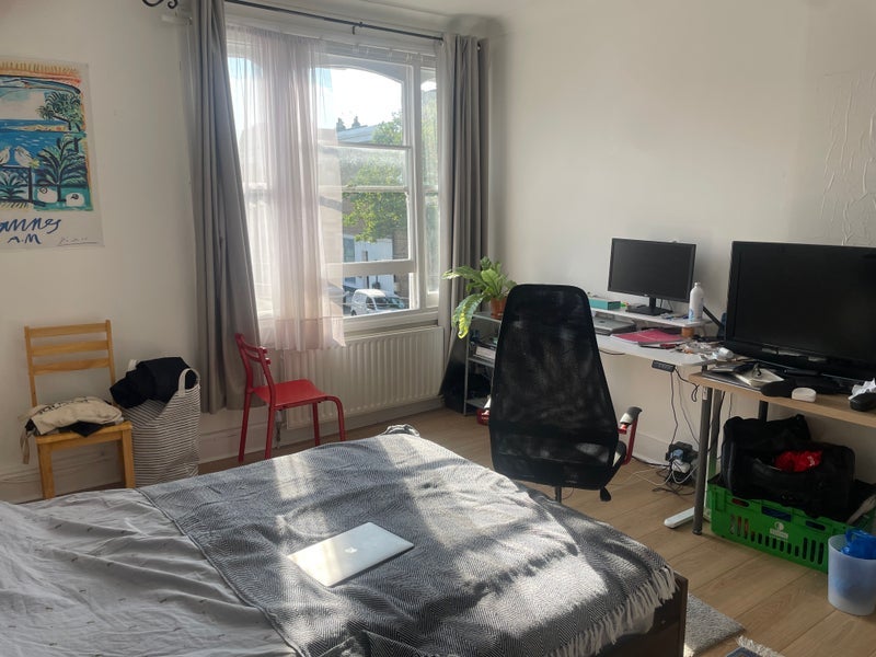 Room Cathnor Road in Greater London