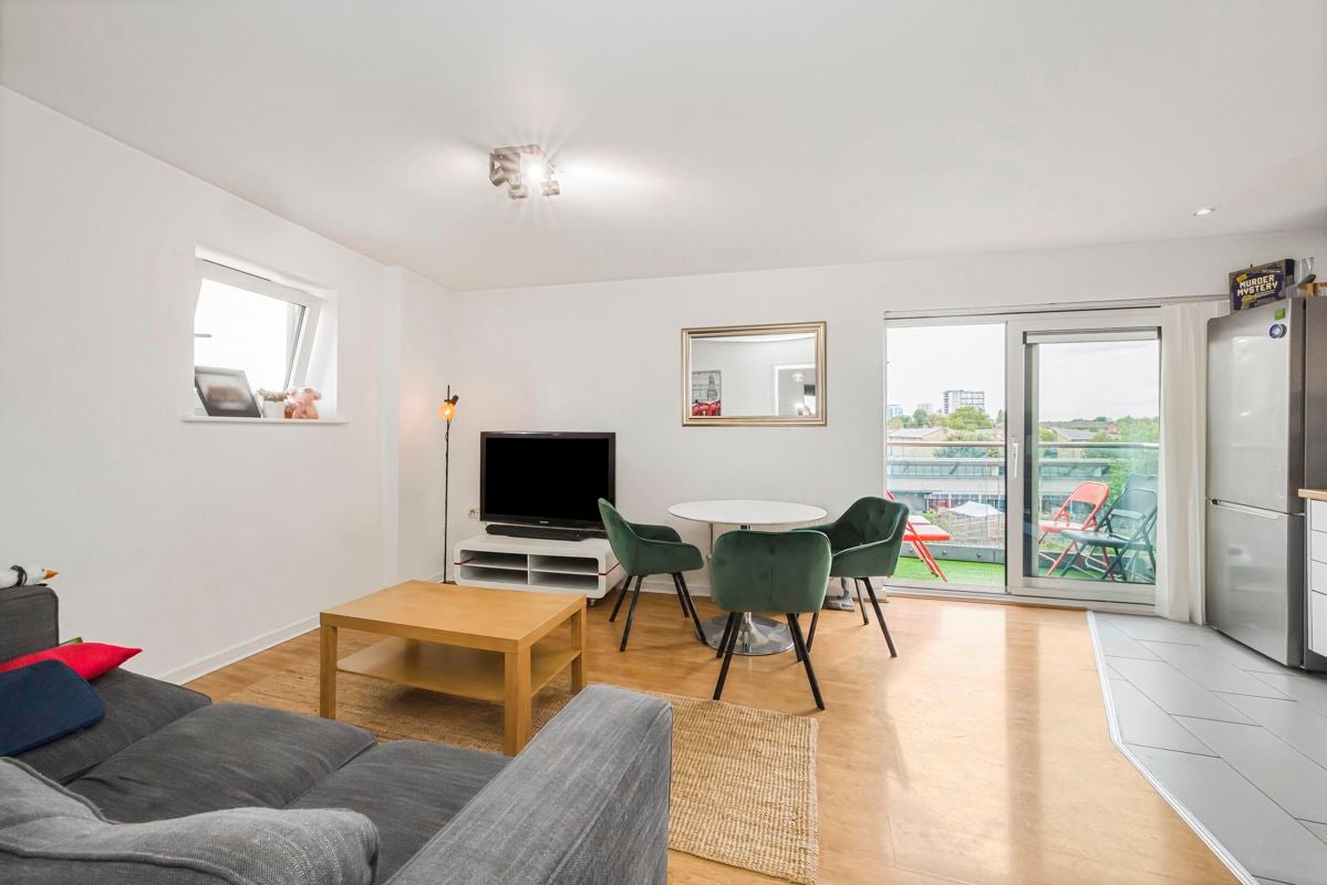Flat Commercial Road in Greater London