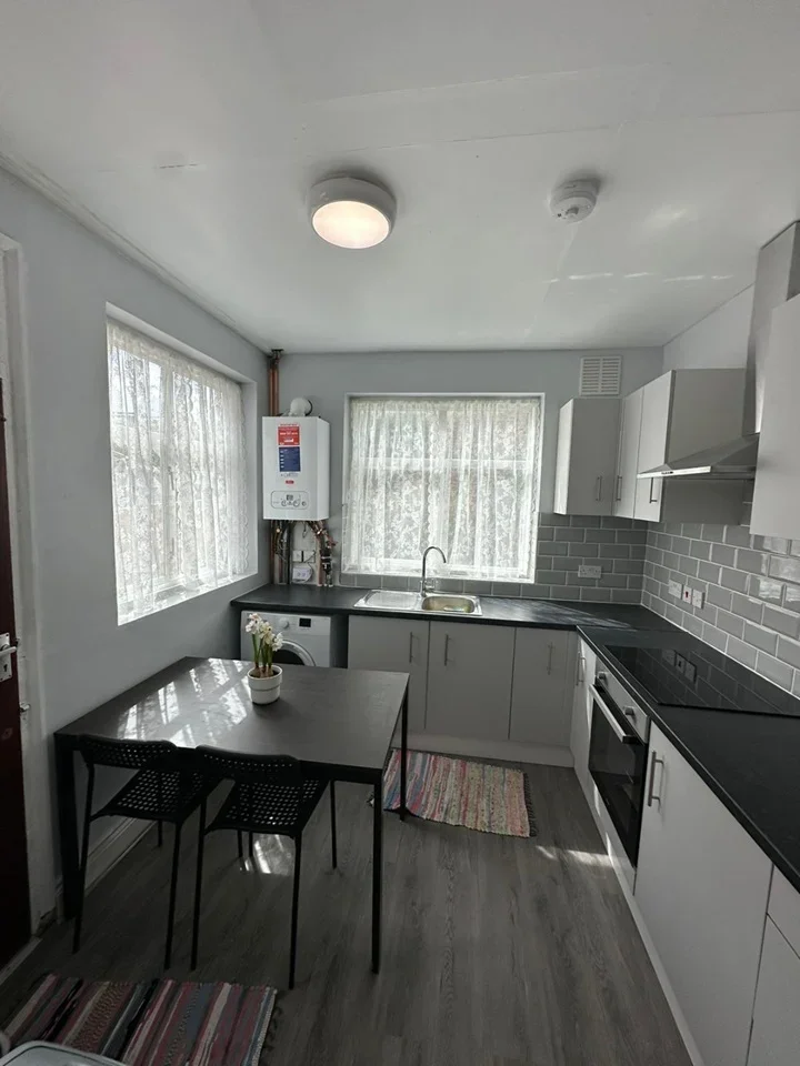 Room Seymour Avenue in Greater London