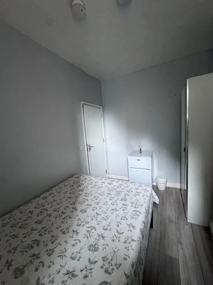 Room Seymour Avenue in Greater London