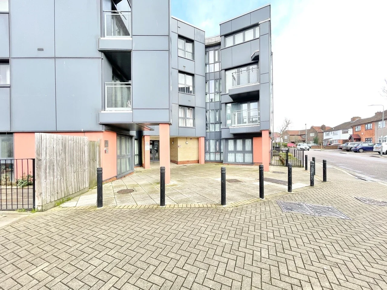 Flat Bramley Crescent in Greater London