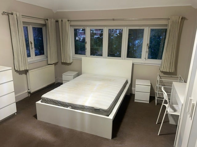 Flat Upper Richmond Road West in Greater London