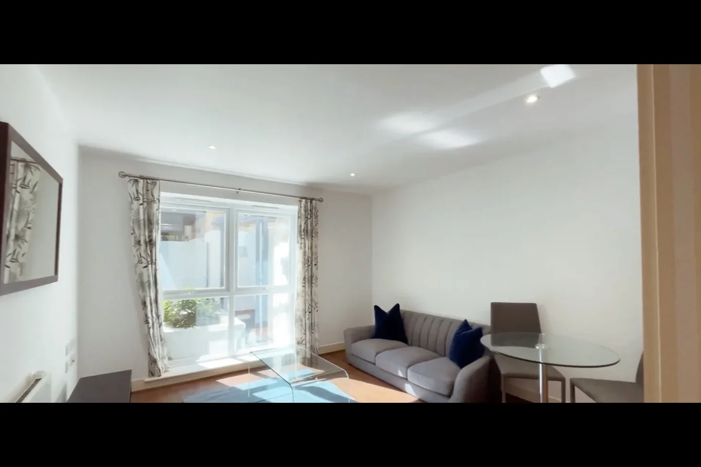 Flat Ashfield Road in Greater London