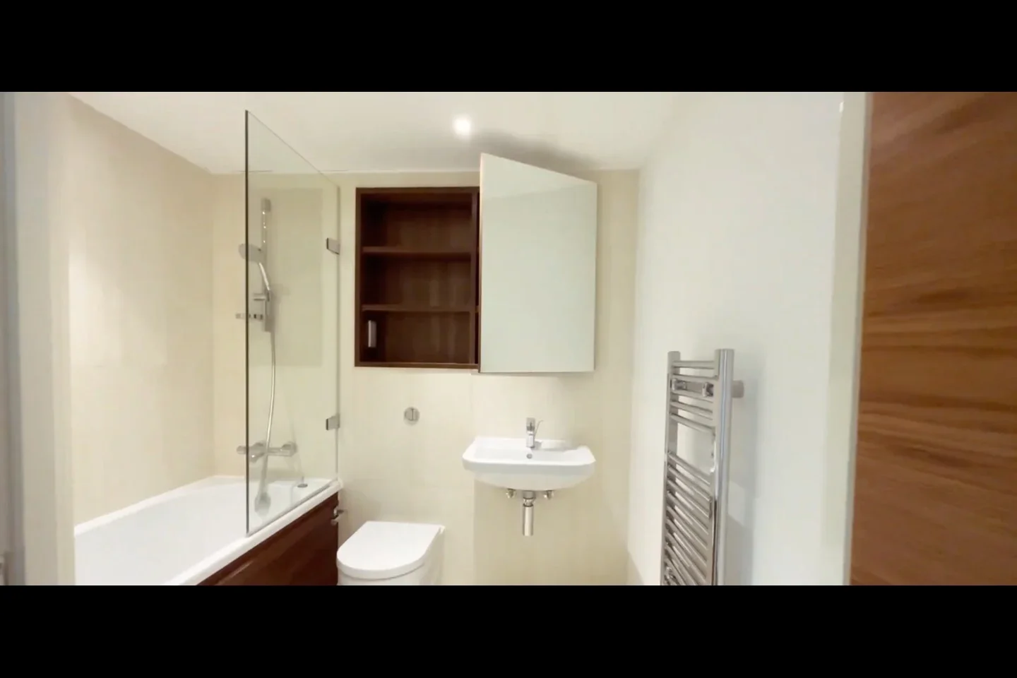 Flat Ashfield Road in Greater London