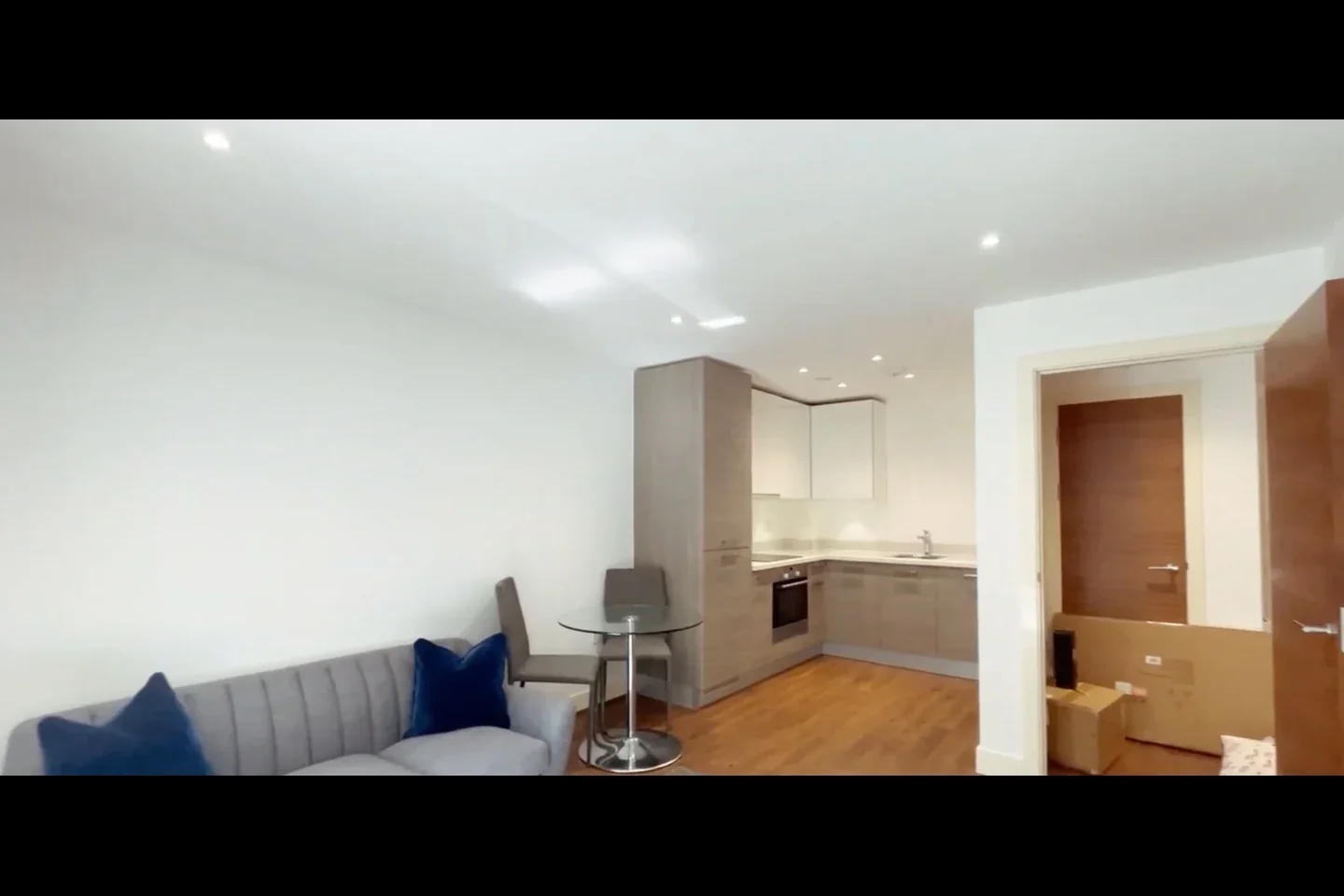 Flat Ashfield Road in Greater London