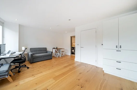 Flat Saint John's Hill in Greater London