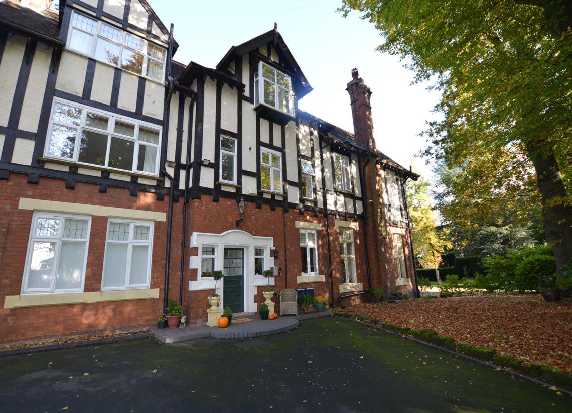 Flat Queenswood Court in Coventry