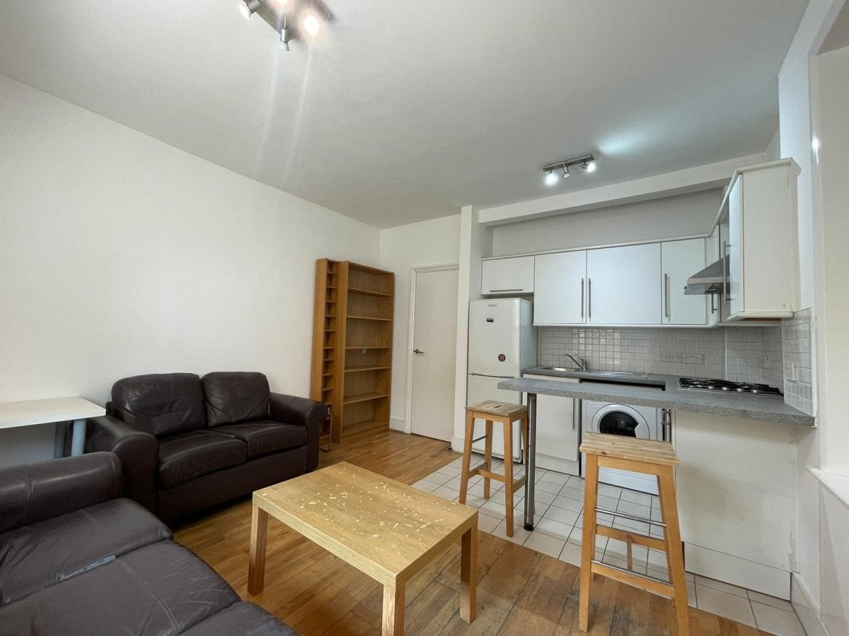Flat Caledonian Road in Greater London