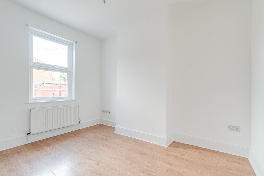 Flat Bounds Green Road in Greater London