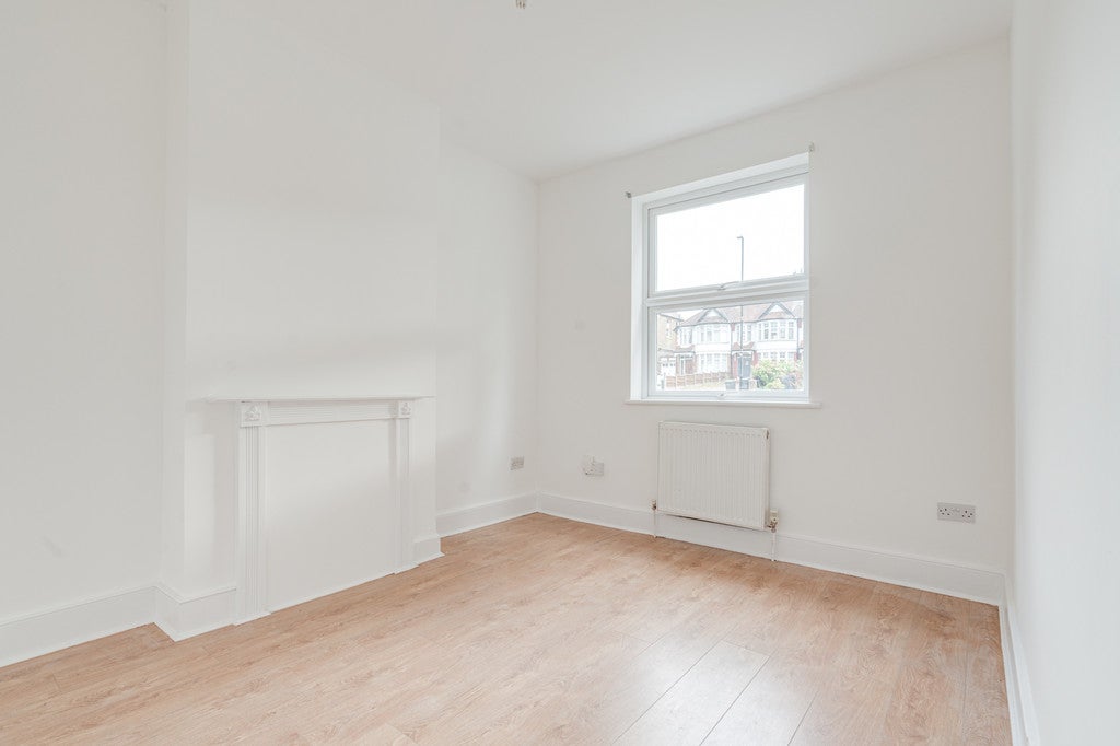 Flat Bounds Green Road in Greater London