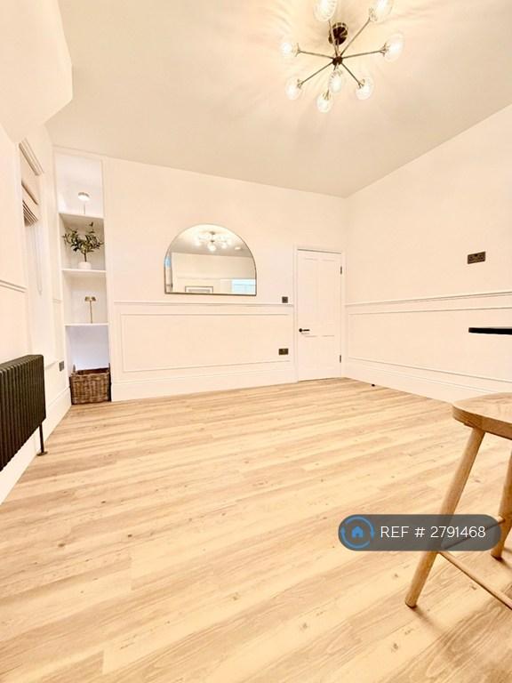 Flat Nether Street in Greater London
