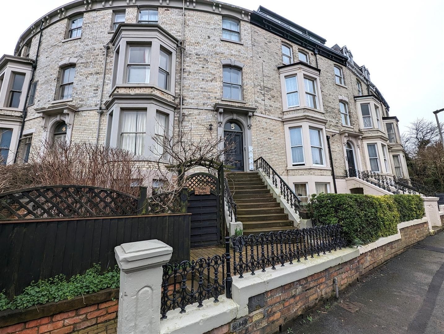 Flat Grosvenor Crescent in Scarborough