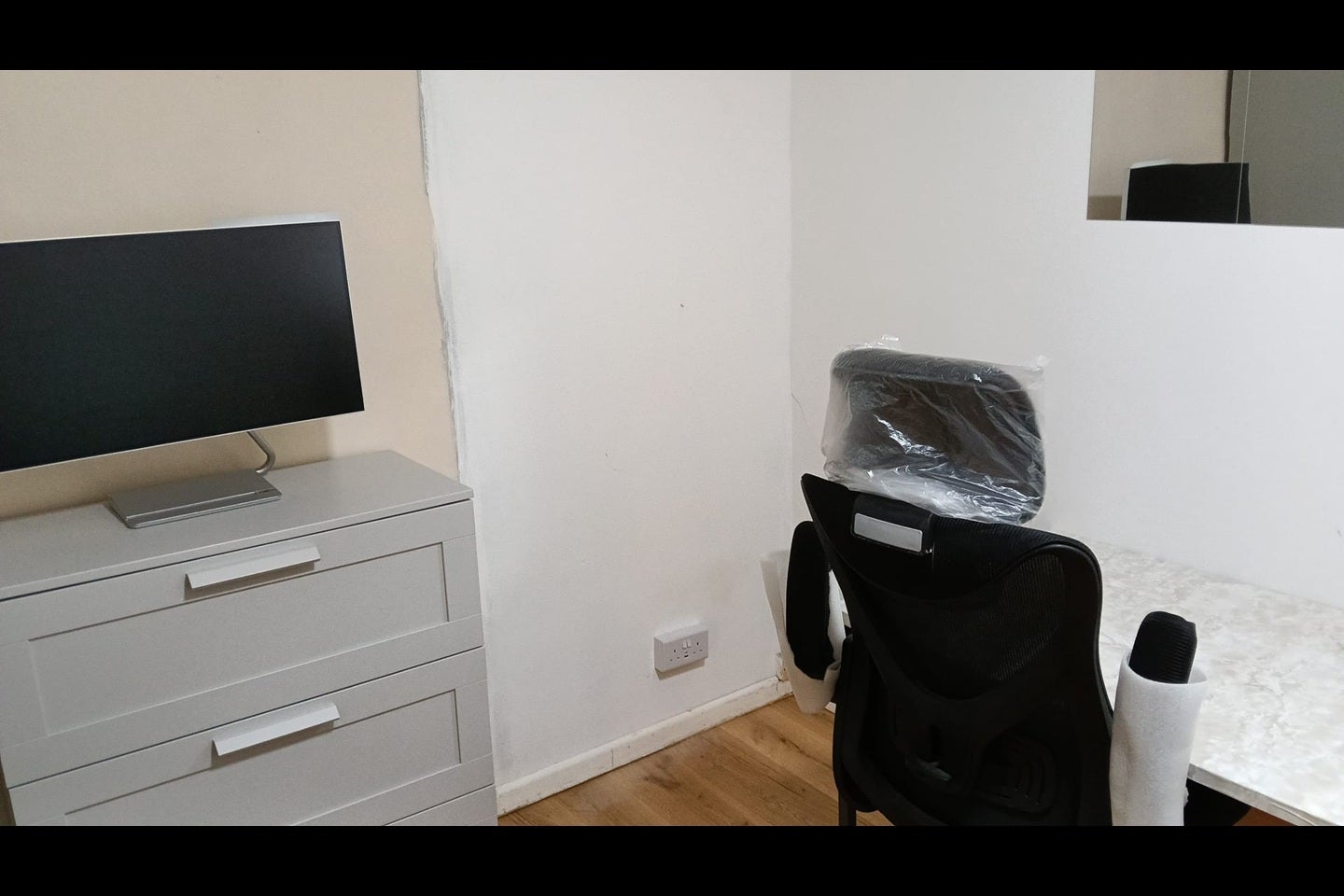 Room Brooklands Road in Crawley