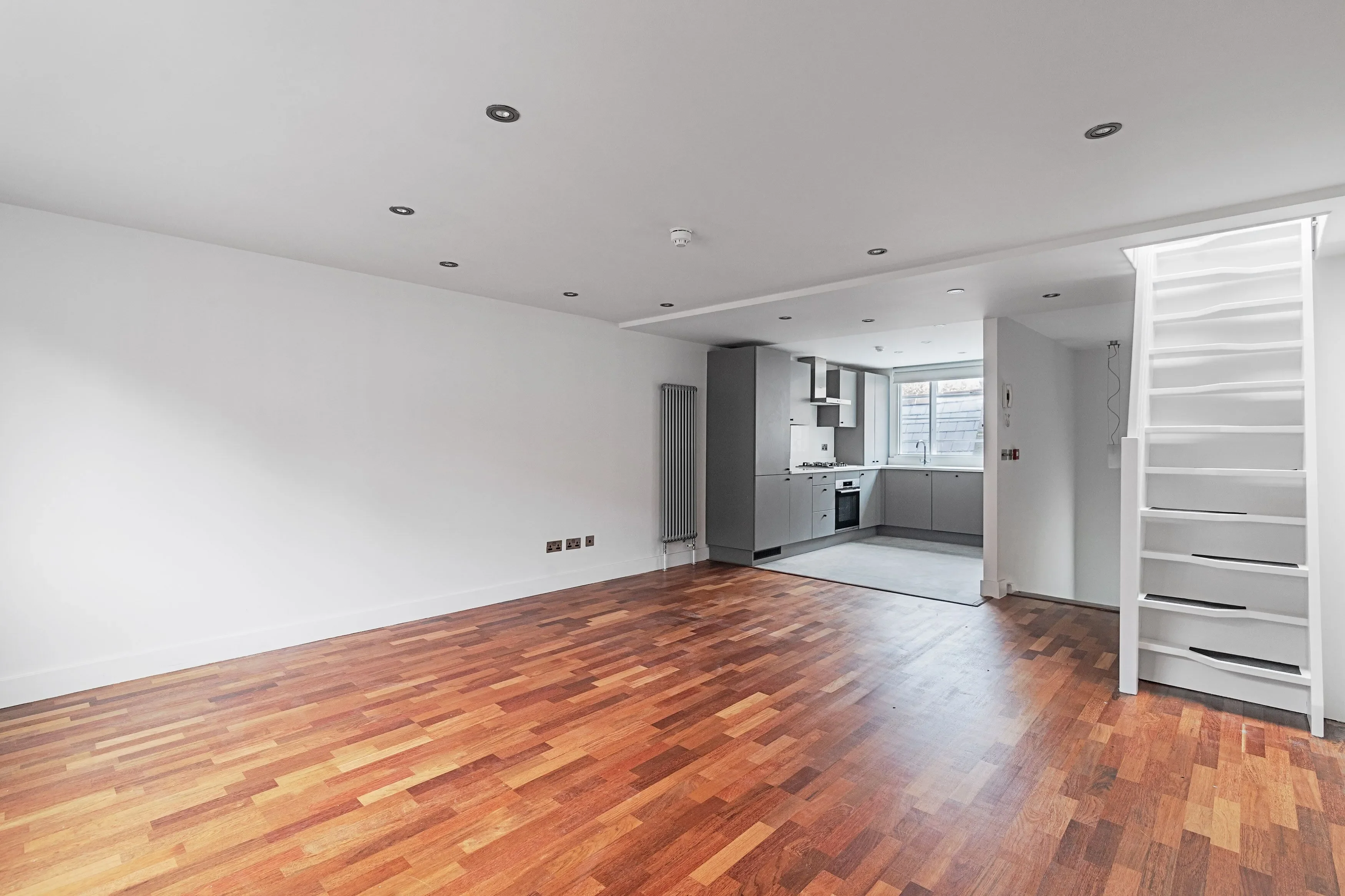 Flat Earlham Street in Greater London