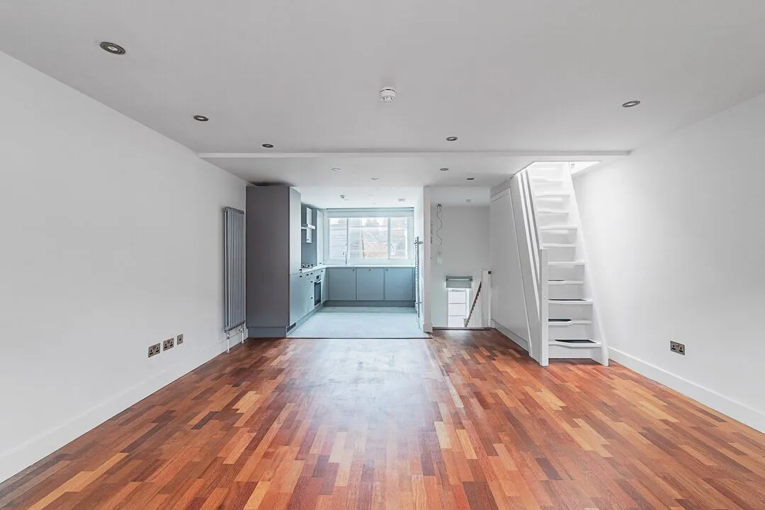 Flat Earlham Street in Greater London