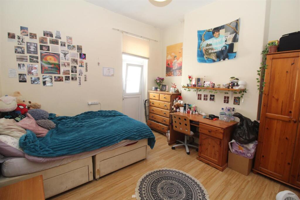 Room Senghennydd Road in Cardiff