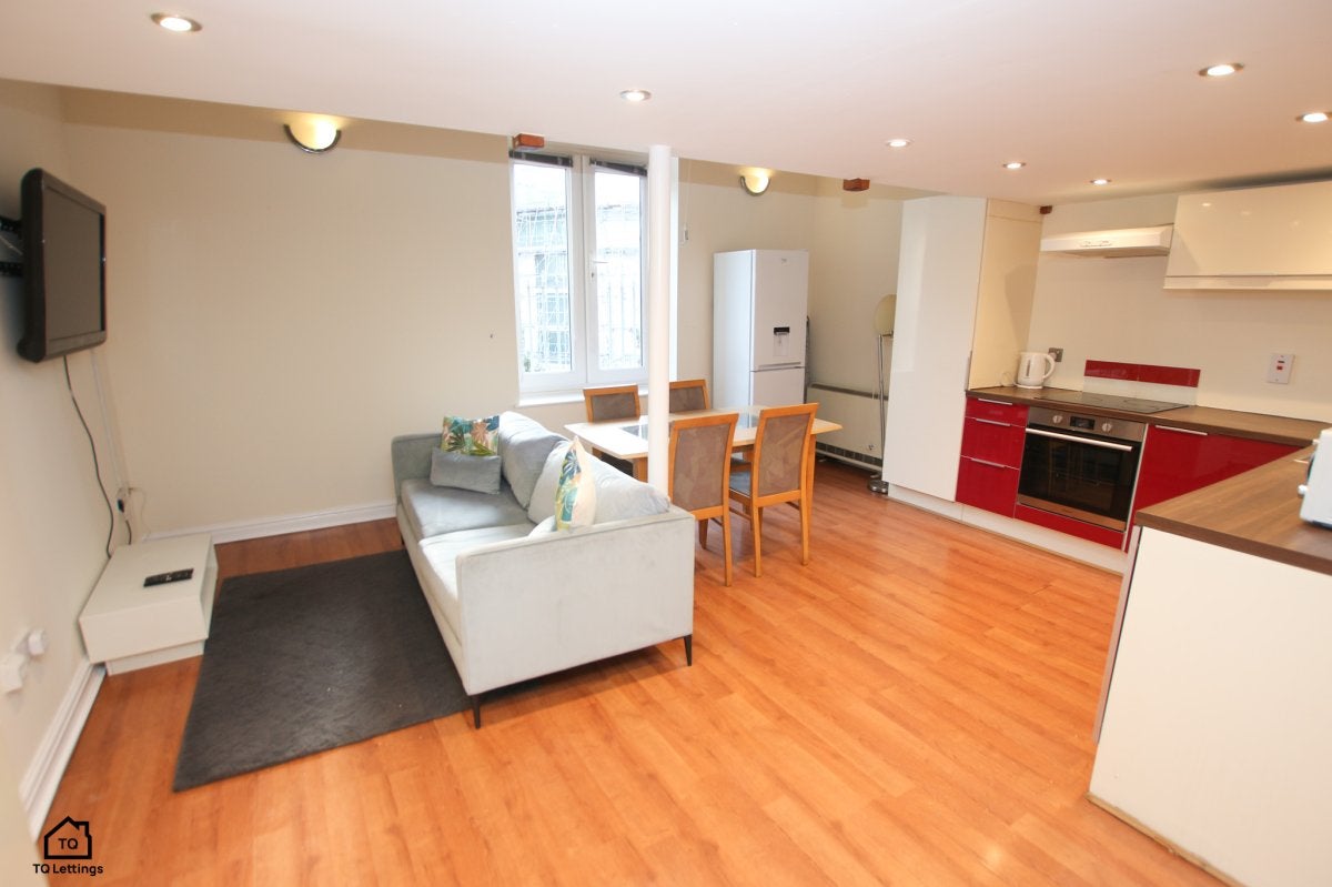 Flat Wilton Place in Salford
