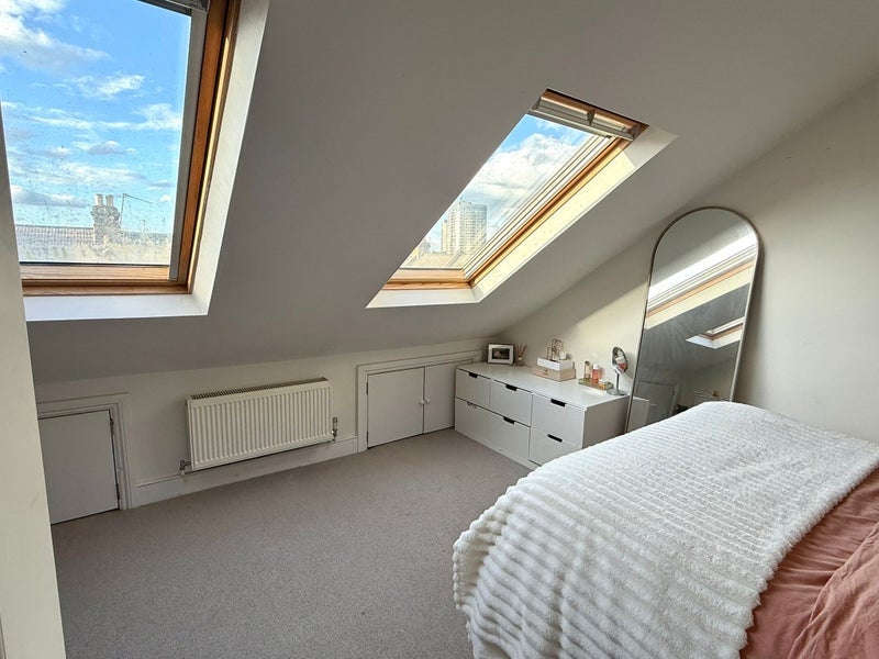 Room Camborne Road in Greater London