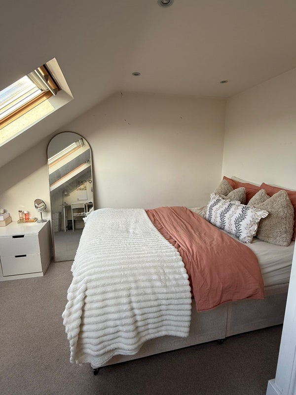 Room Camborne Road in Greater London