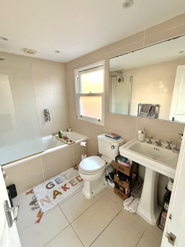 Room Camborne Road in Greater London