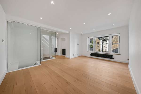 House Perrin's Court in Greater London