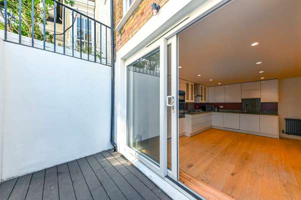 House Perrin's Court in Greater London