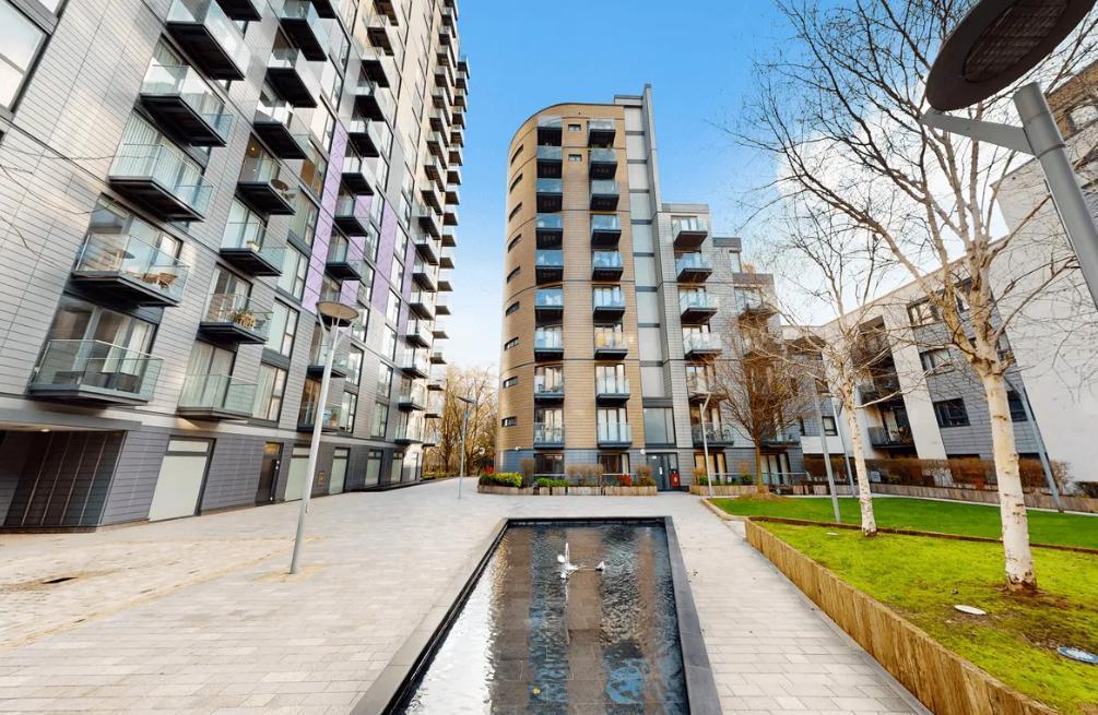 Flat Cobblestone Square in Greater London