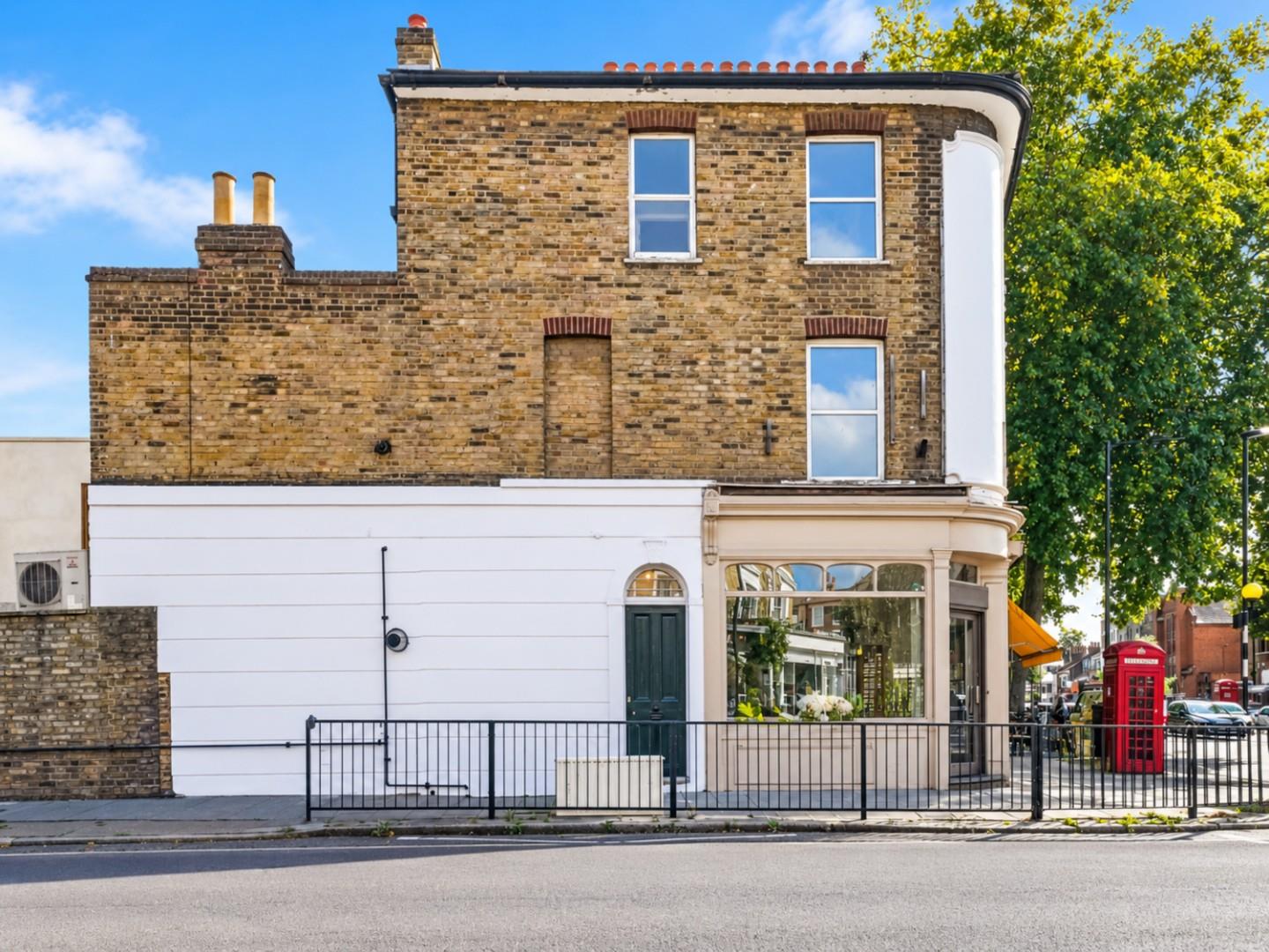 Flat Lauriston Road in London