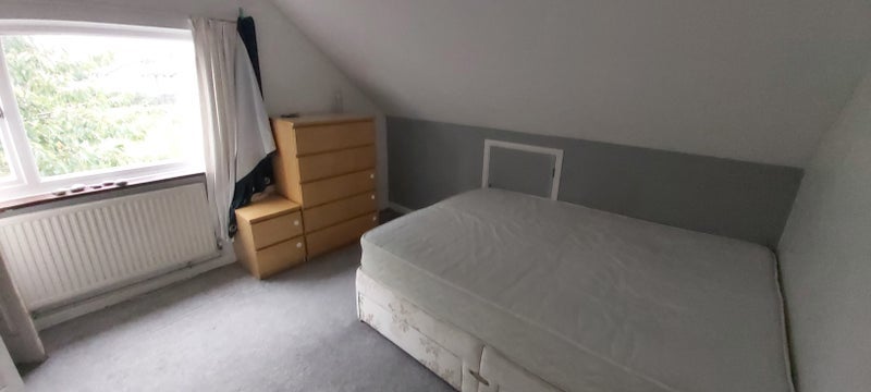 Room Old Manor Close in Crawley