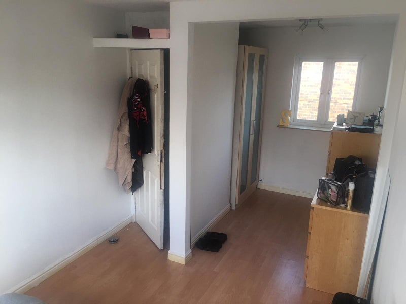 Room Old Manor Close in Crawley