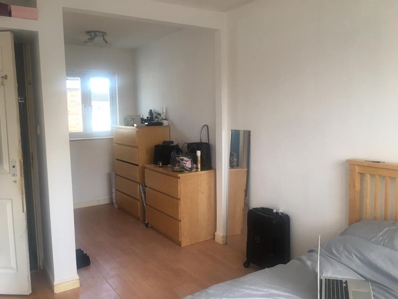 Room Old Manor Close in Crawley