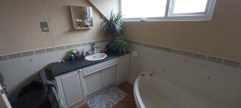 Room Old Manor Close in Crawley