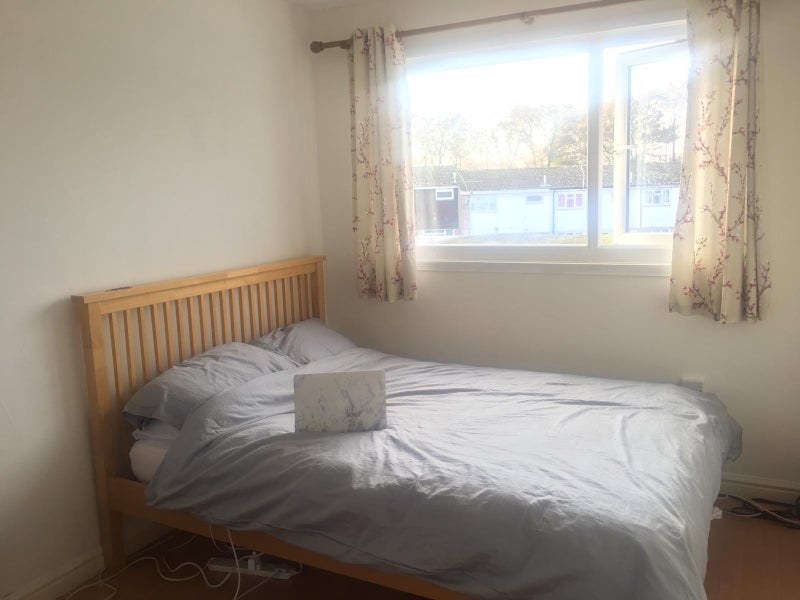 Room Old Manor Close in Crawley