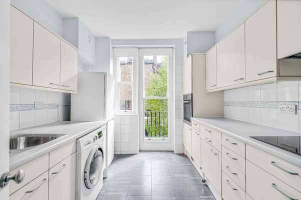 Flat Mallord Street in Greater London
