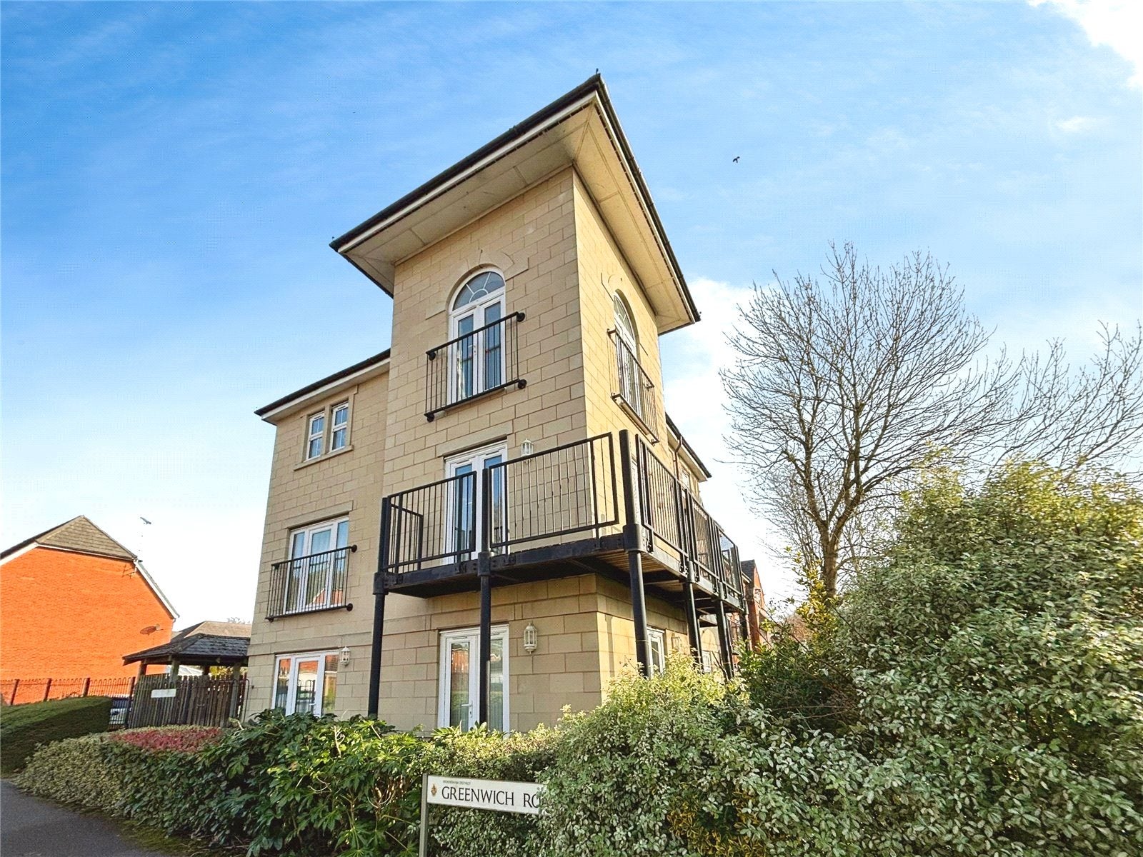 Flat Greenwich Road in Shinfield