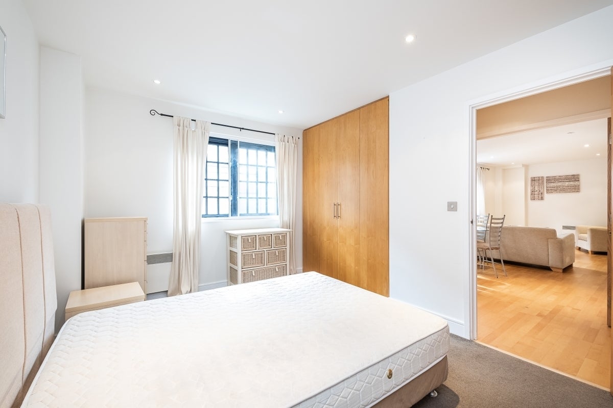Flat Cayenne Court in Greater London