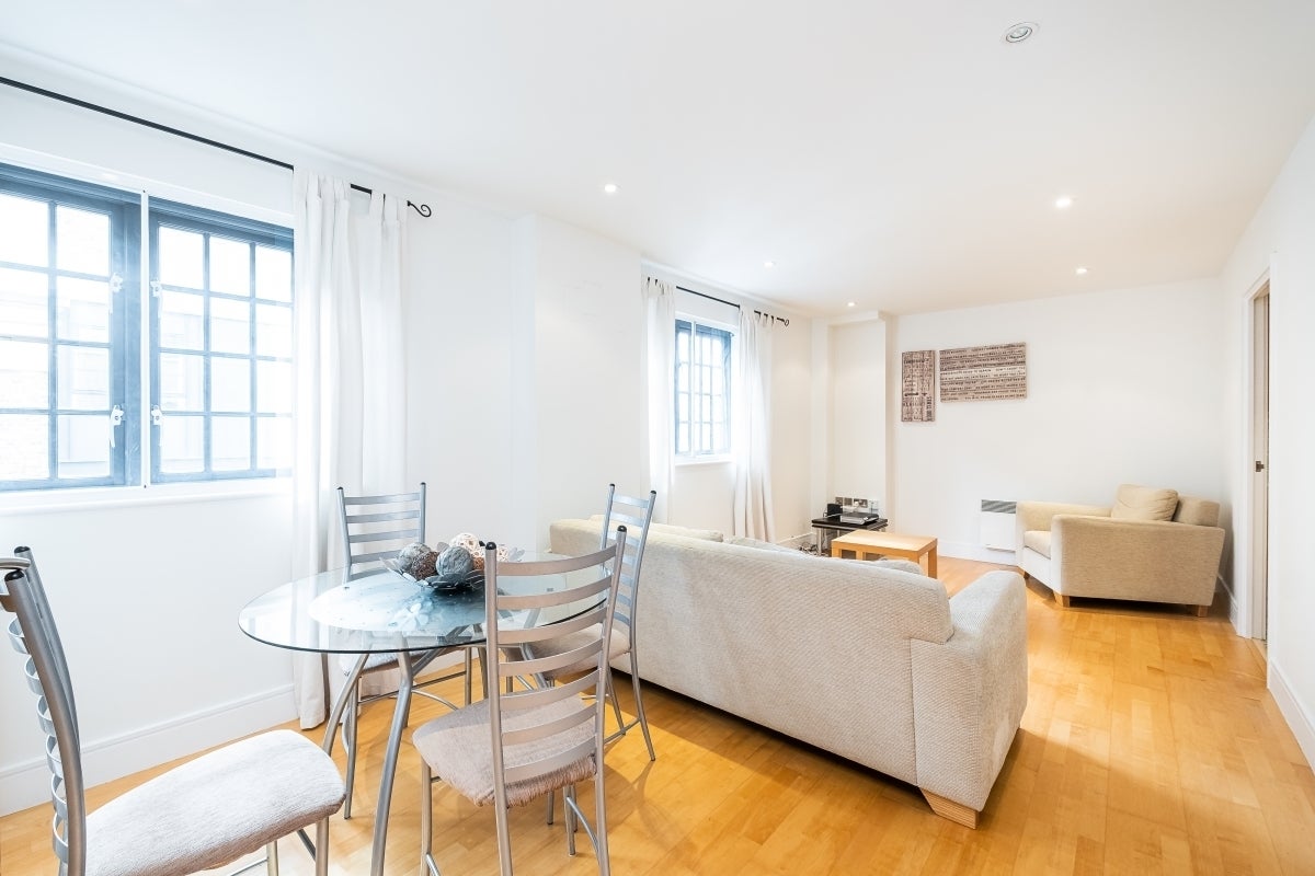 Flat Cayenne Court in Greater London