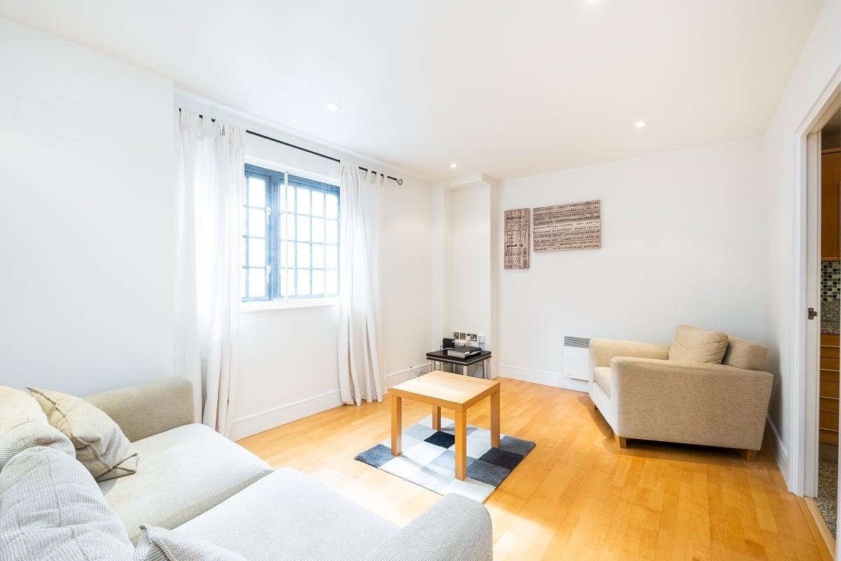 Flat Cayenne Court in Greater London