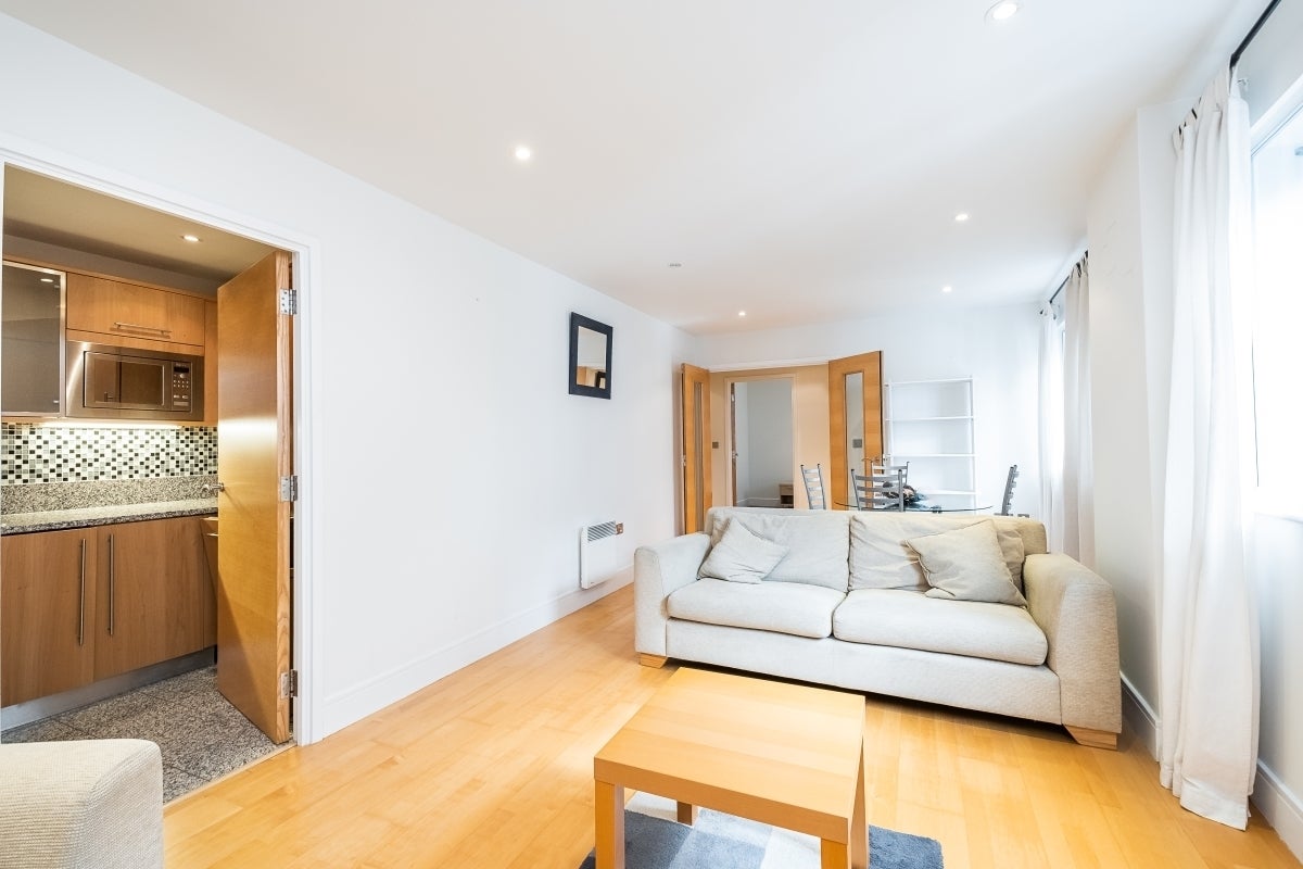 Flat Cayenne Court in Greater London