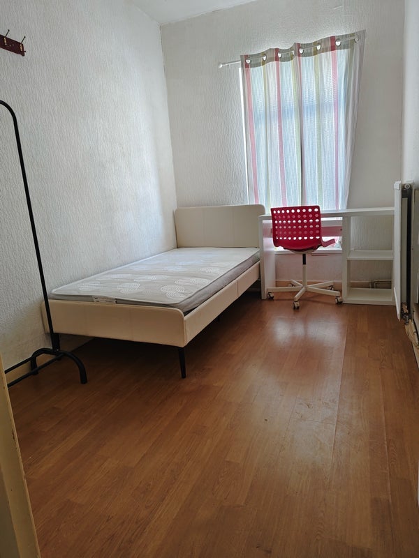 Room Clifton Street in Cardiff