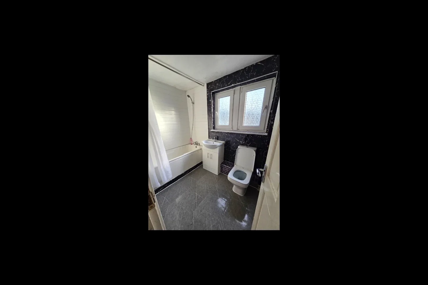 Flat Colonsay Road in Crawley
