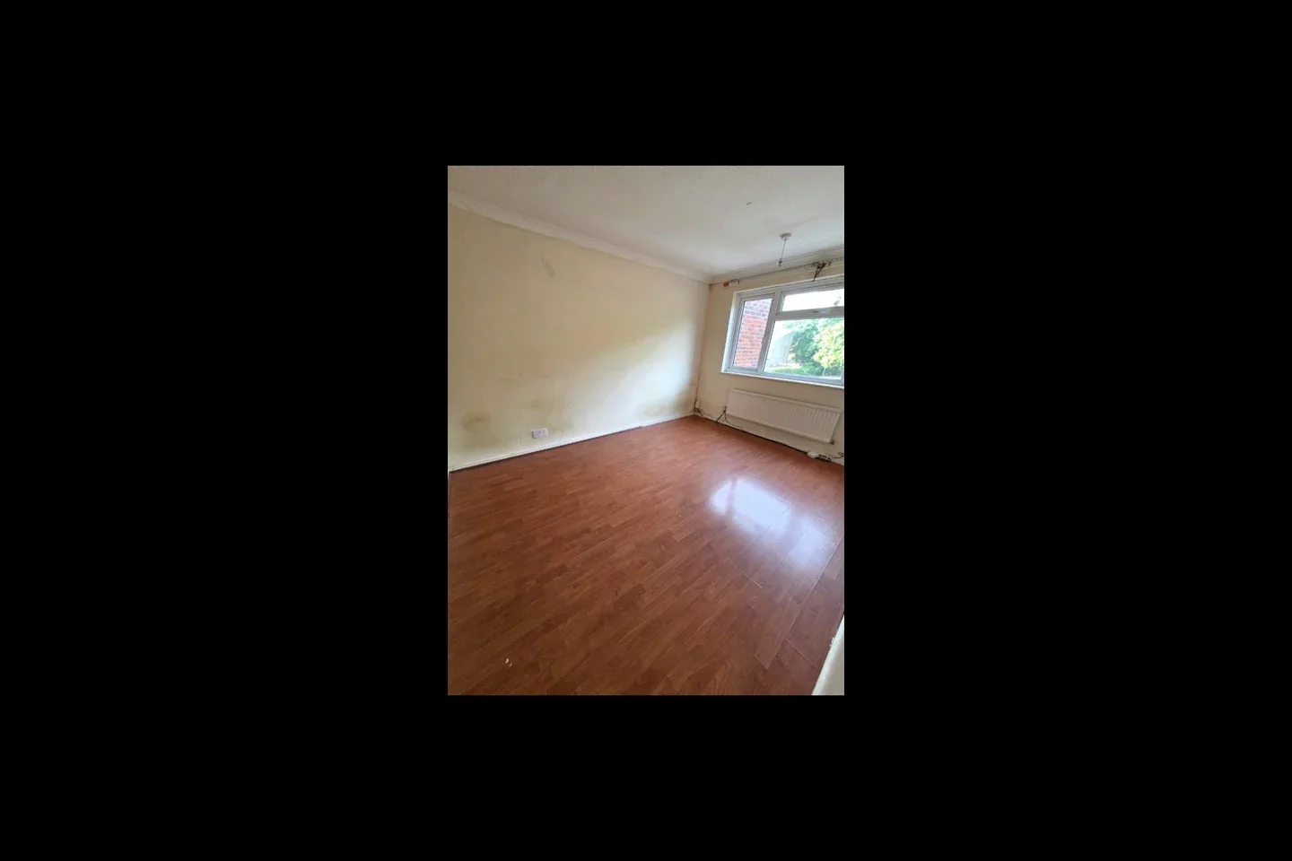 Flat Colonsay Road in Crawley