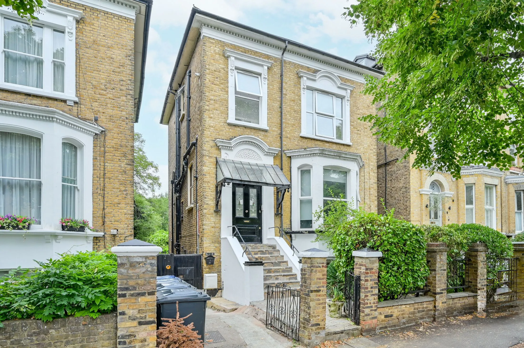 Flat Eaton Rise in Greater London
